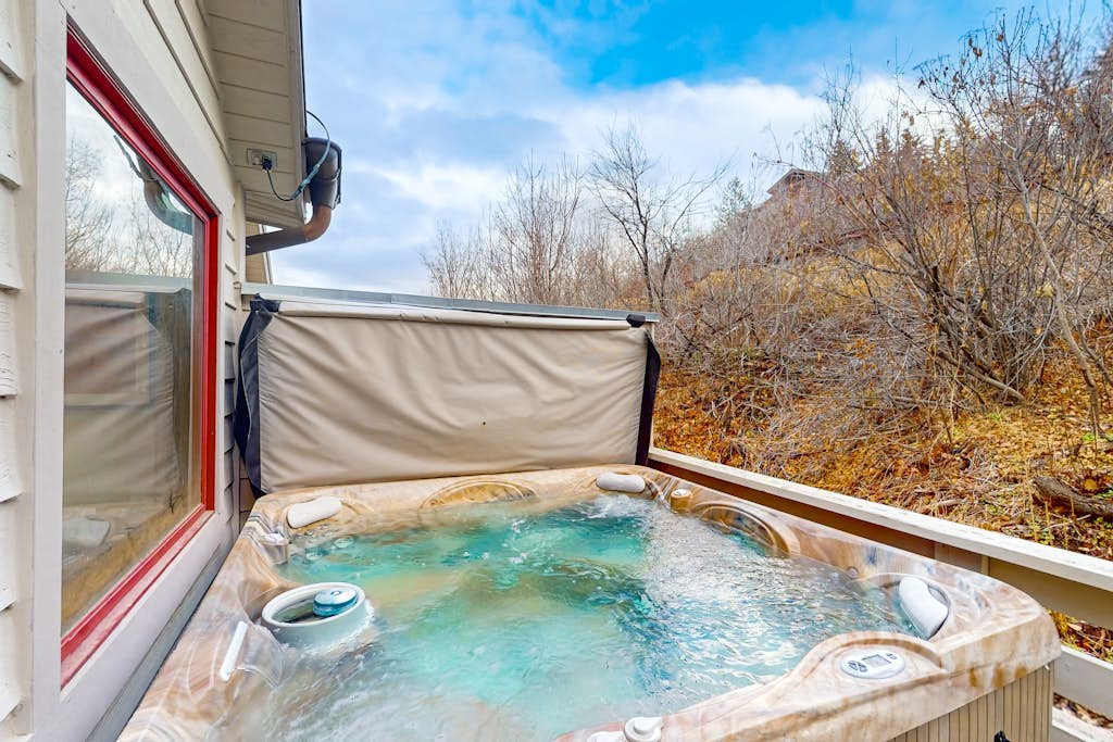 Updated Condo minutes from downtown & slopes with  hot tub