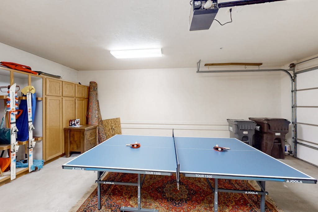 Updated Condo minutes from downtown & slopes with  hot tub
