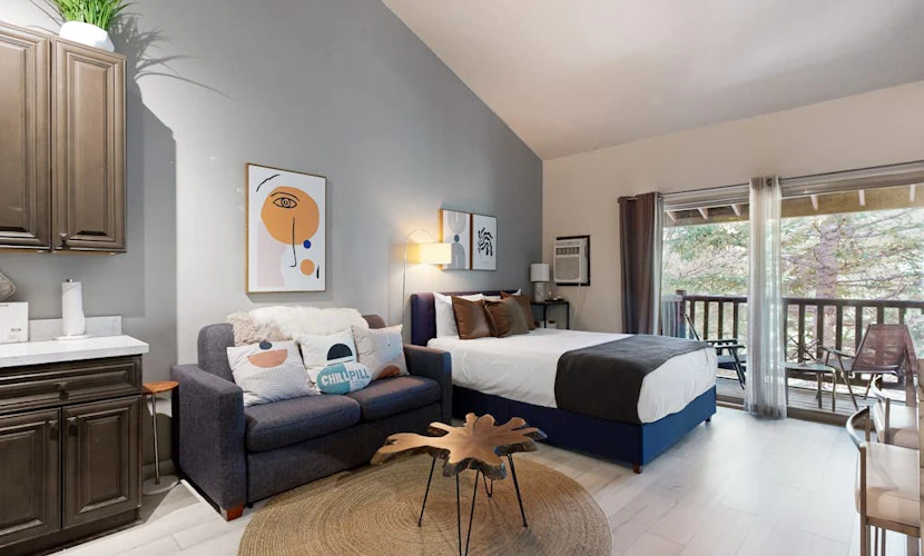 Lovely studio in the heart of town with pool/hot tub on-site, WiFi & deck