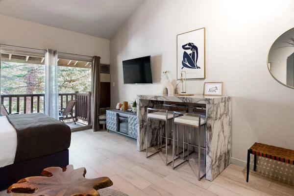 Lovely studio in the heart of town with pool/hot tub on-site, WiFi & deck