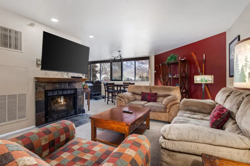 Ski-in/out condo with WiFi, private hot tub, fireplace, shared pool, & gym