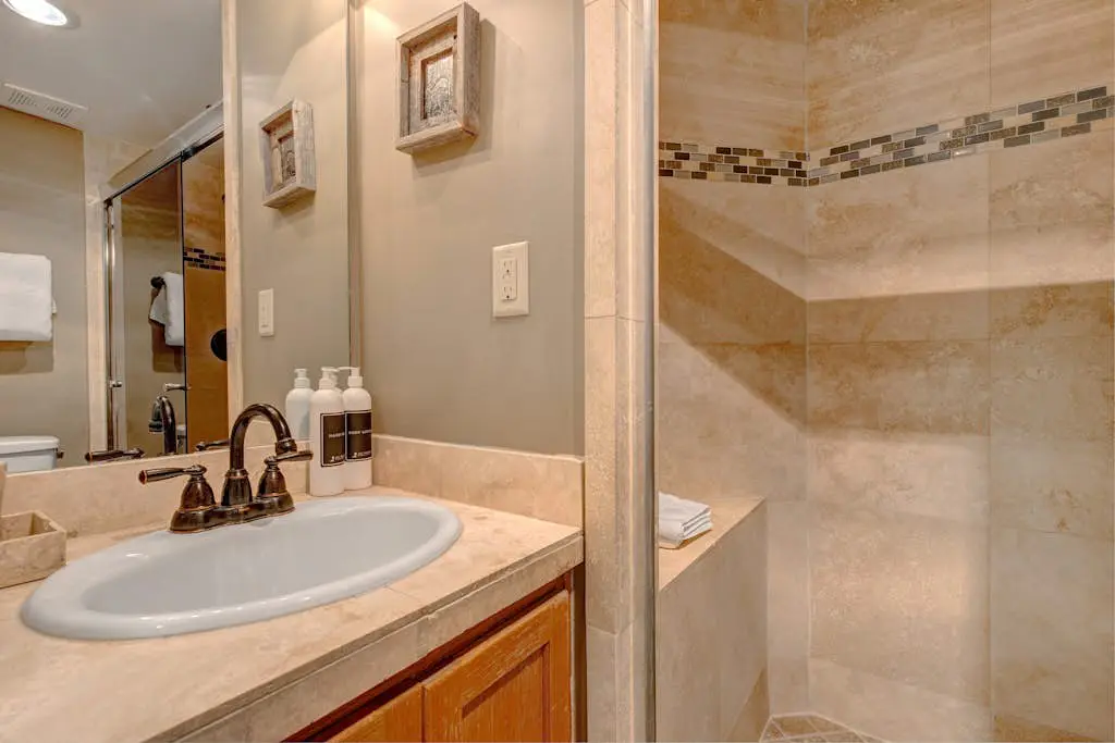 Ski-in/out condo with WiFi, private hot tub, fireplace, shared pool, & gym