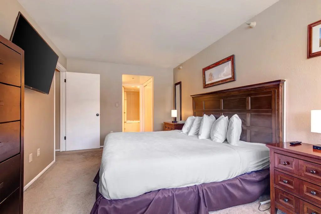 Ski-in/out condo with WiFi, private hot tub, fireplace, shared pool, & gym