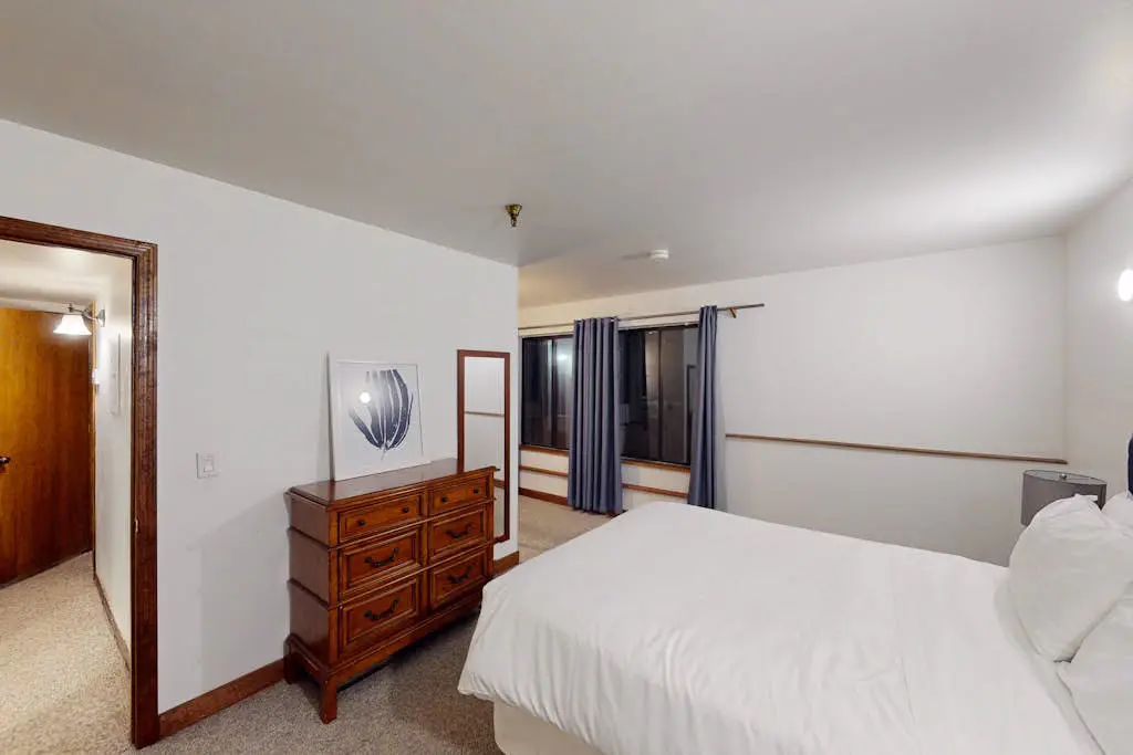 1st Floor Old Town Empire Condo with hot tub