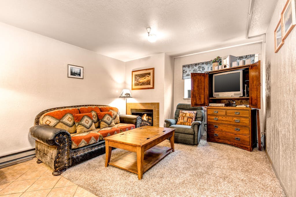 Cozy, walkable condo with Wifi, shared pool & hot tub - close to slopes