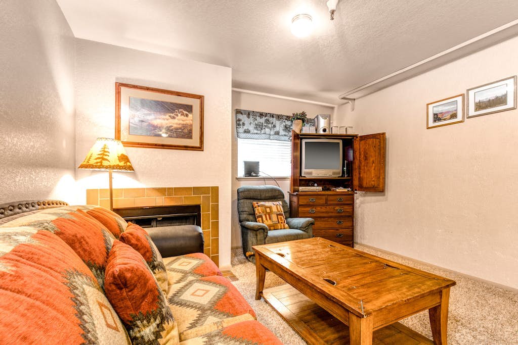 Cozy, walkable condo with Wifi, shared pool & hot tub - close to slopes