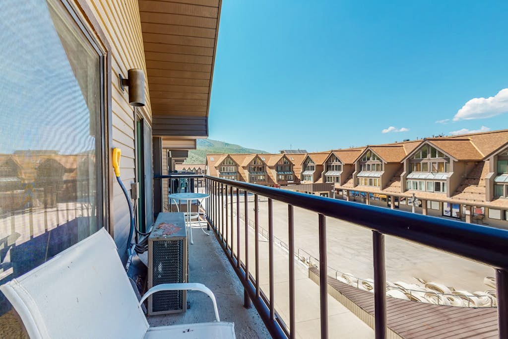 Ski view condo steps to Park City lifts with fireplace, pool, hot tubs, ice rink