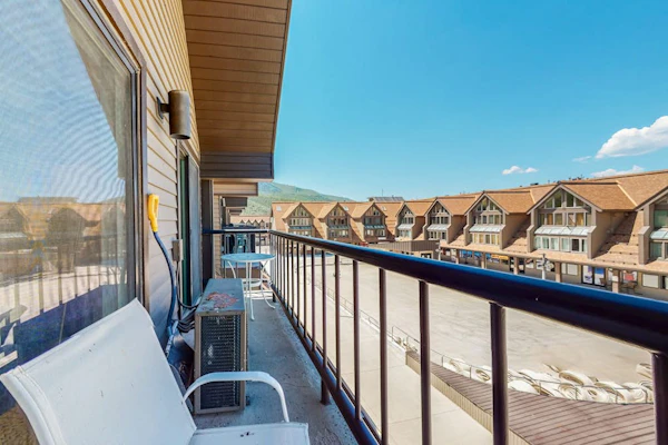 Ski view condo steps to Park City lifts with fireplace, pool, hot tubs, ice rink