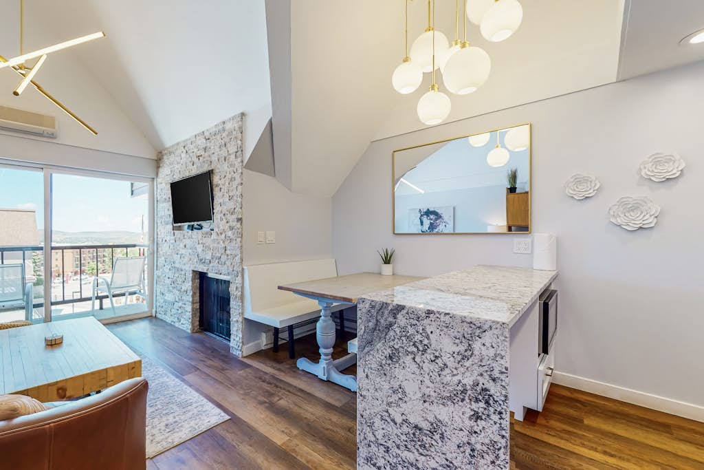 Ski view condo steps to Park City lifts with fireplace, pool, hot tubs, ice rink