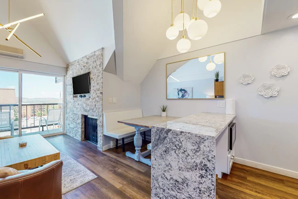 Ski view condo steps to Park City lifts with fireplace, pool, hot tubs, ice rink