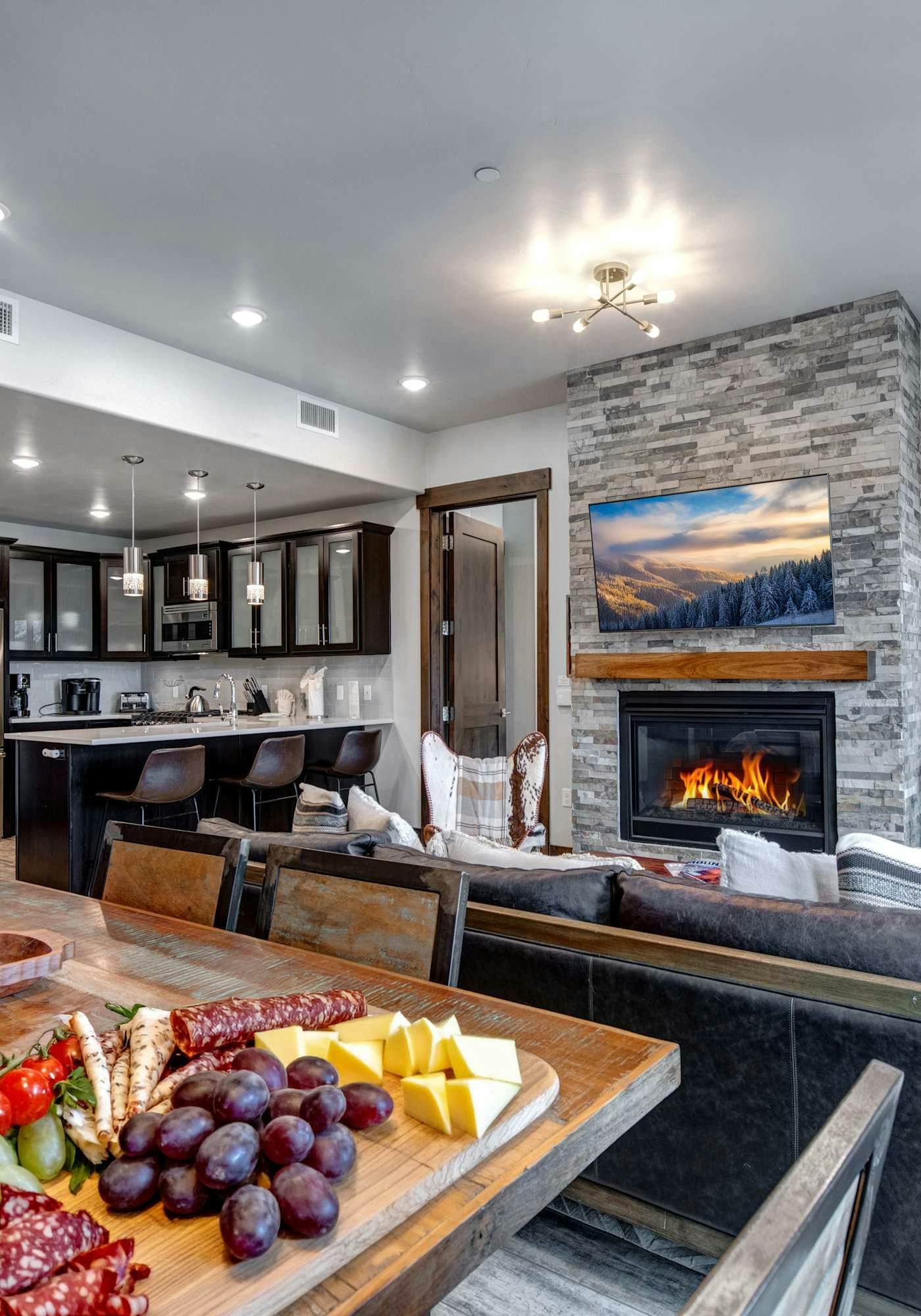 Beautiful second-floor condo with pool, hot tub, mtn views, and full kitchen