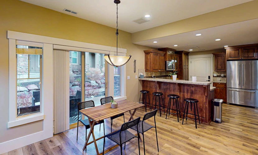 Spacious townhome w/Community pool, hot tub & clubhouse - Dog Friendly