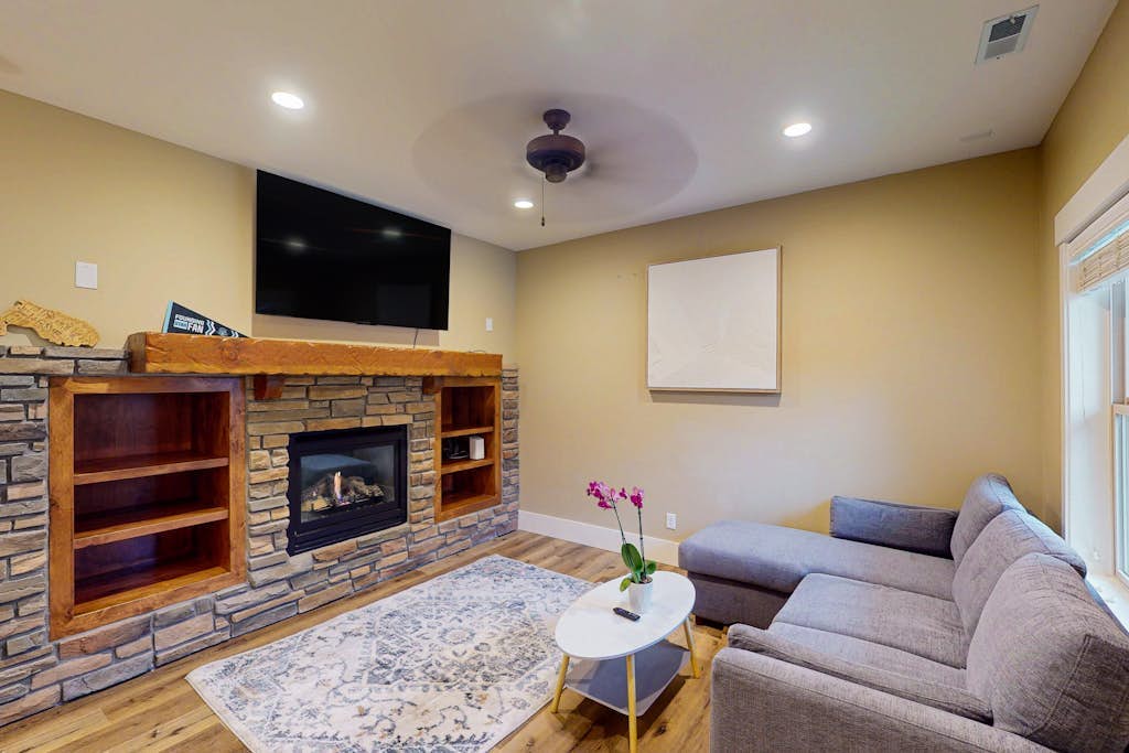 Spacious townhome w/Community pool,  hot tub & clubhouse - Dog Friendly