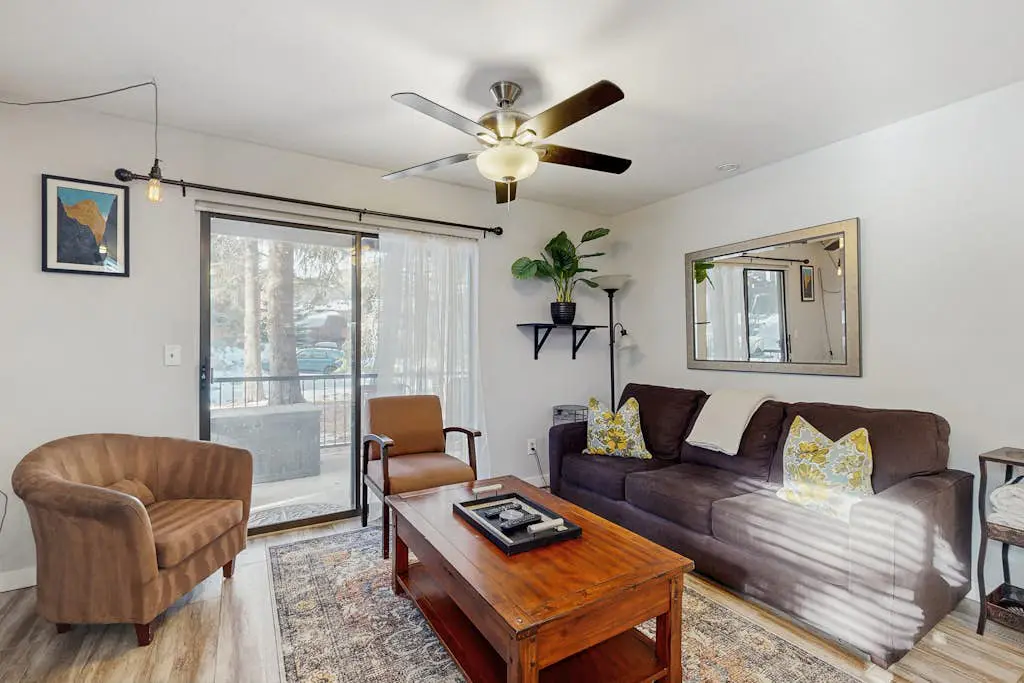 Cozy condo with  fireplace, clubhouse access, free Wifi & shared Pool & Hot Tub
