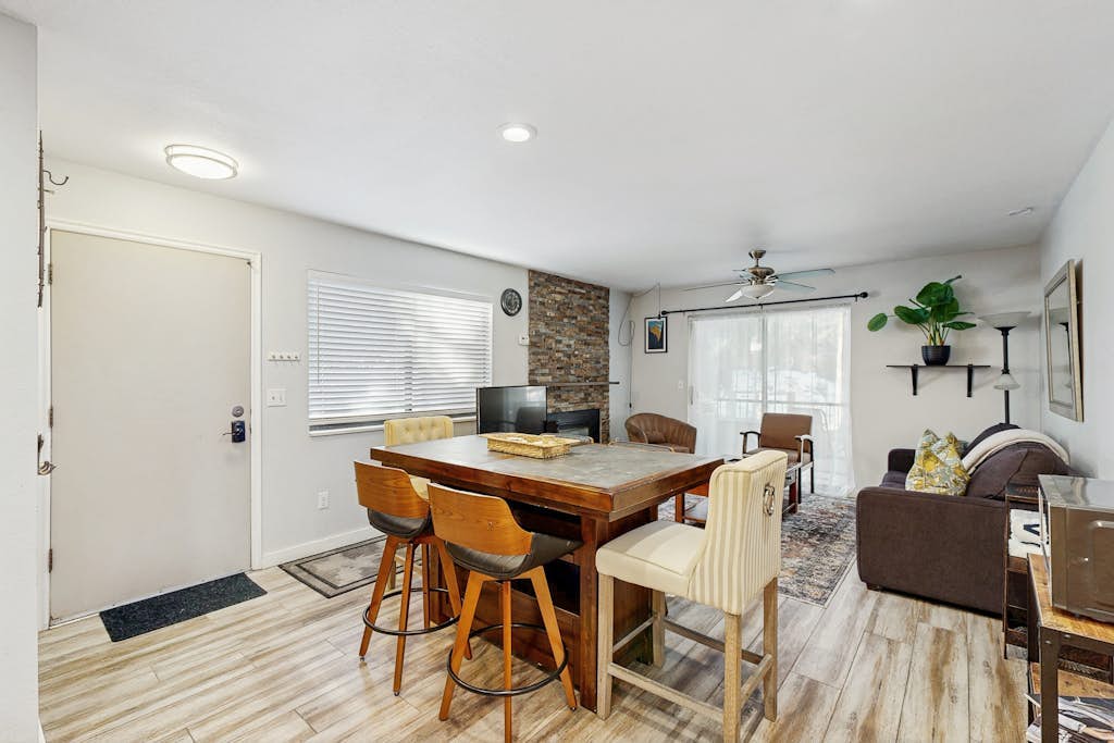 Cozy condo with  fireplace, clubhouse access, free Wifi & shared Pool & Hot Tub