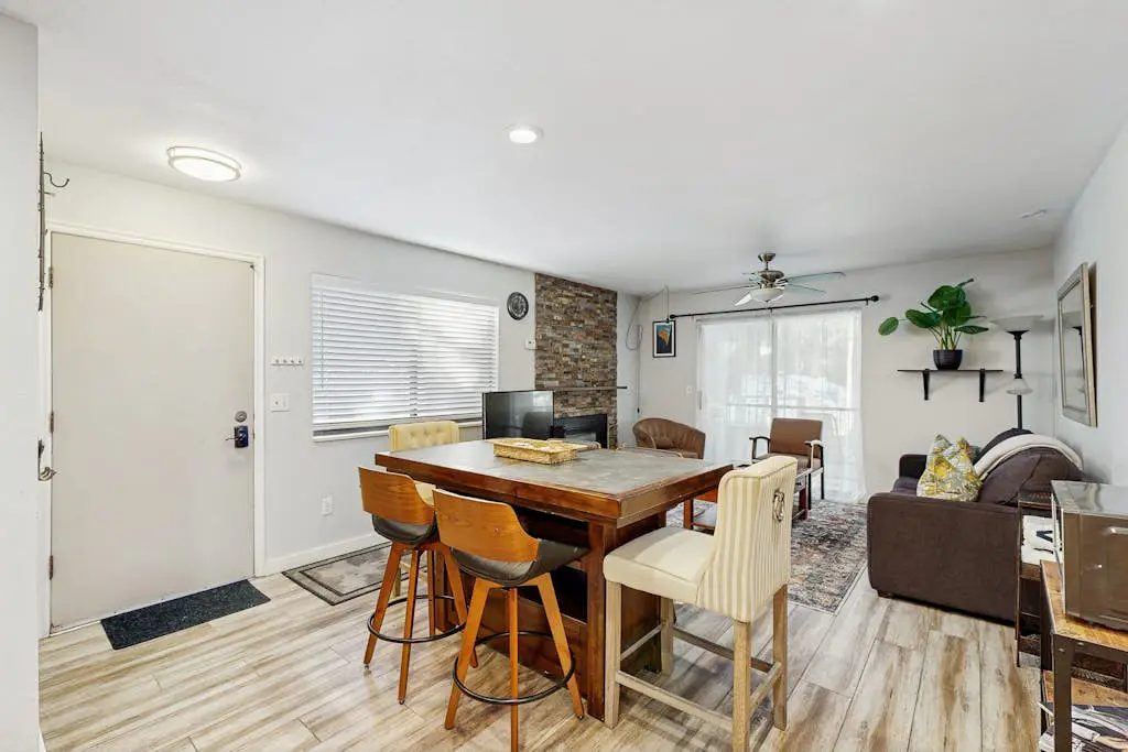 Cozy condo with  fireplace, clubhouse access, free Wifi & shared Pool & Hot Tub