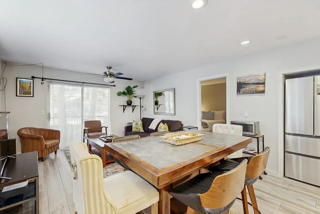 Cozy condo with  fireplace, clubhouse access, free Wifi & shared Pool & Hot Tub