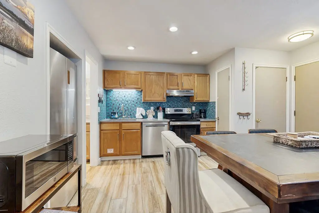 Cozy condo with  fireplace, clubhouse access, free Wifi & shared Pool & Hot Tub