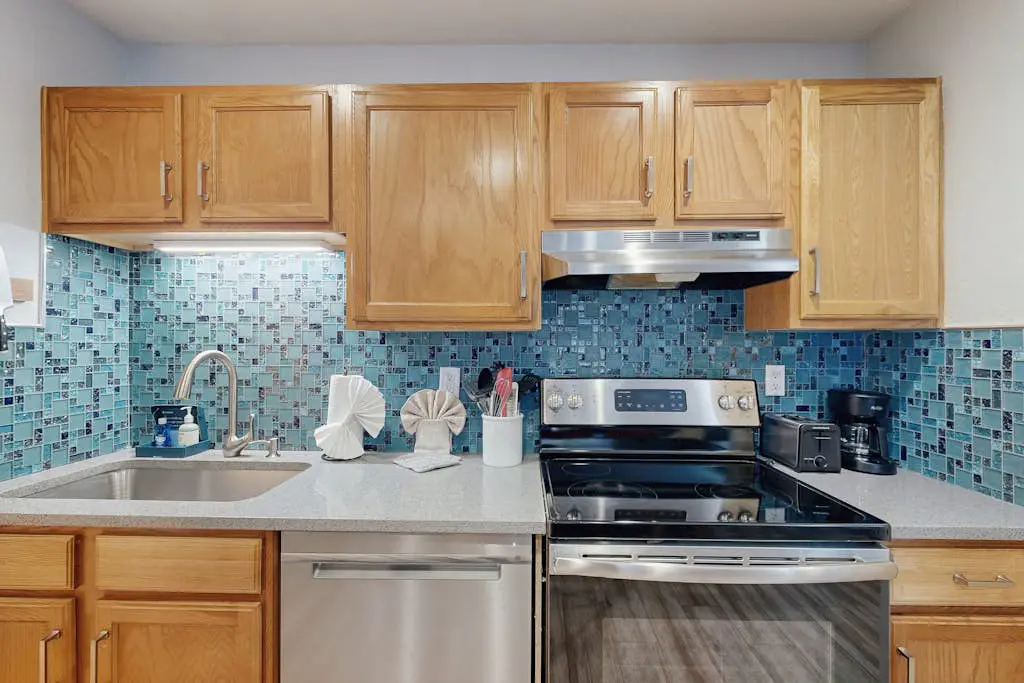 Cozy condo with  fireplace, clubhouse access, free Wifi & shared Pool & Hot Tub