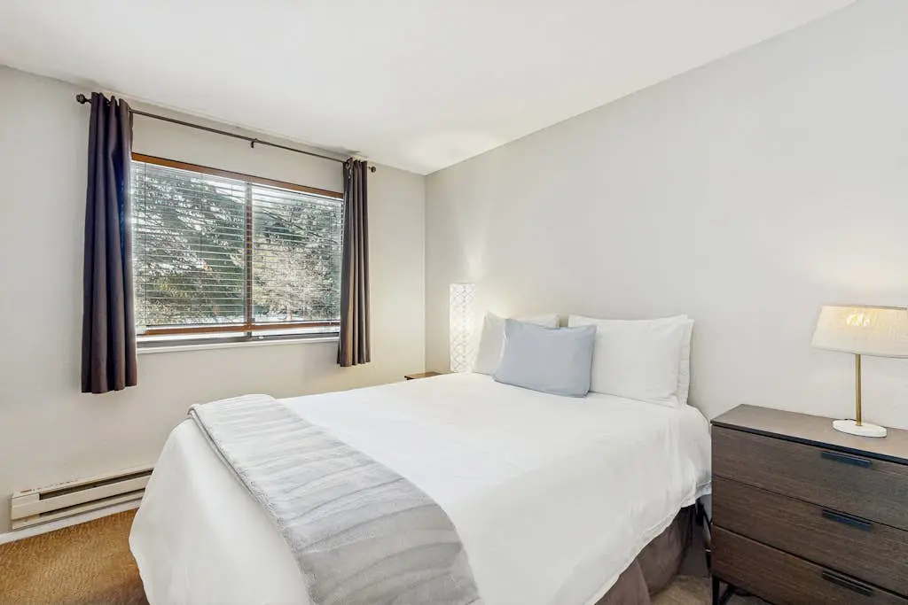 Cozy condo with  fireplace, clubhouse access, free Wifi & shared Pool & Hot Tub