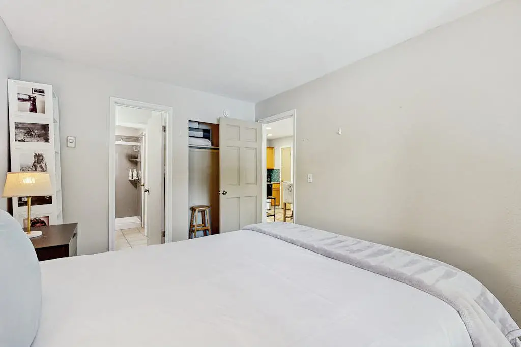 Cozy condo with  fireplace, clubhouse access, free Wifi & shared Pool & Hot Tub