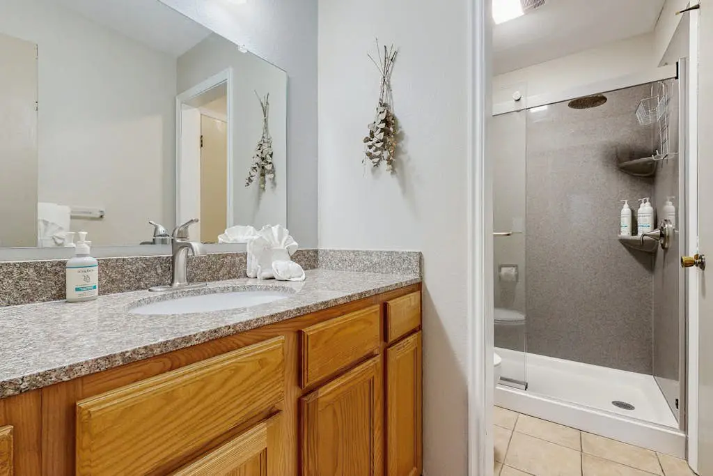 Cozy condo with  fireplace, clubhouse access, free Wifi & shared Pool & Hot Tub