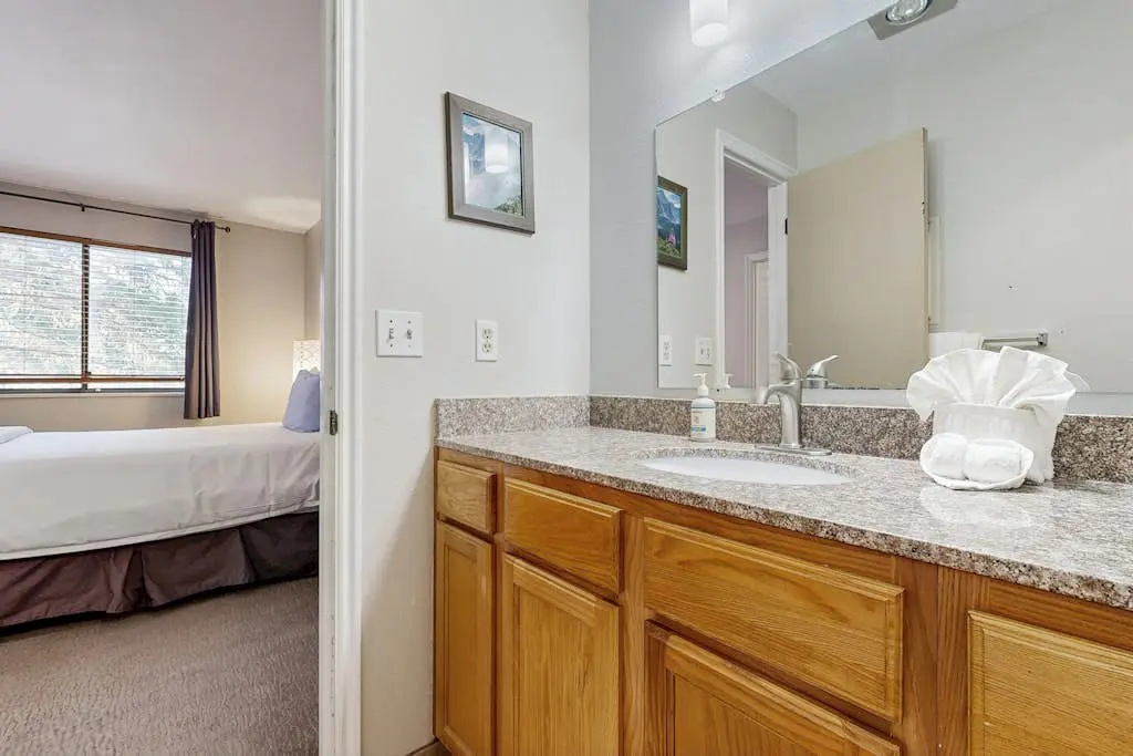 Cozy condo with  fireplace, clubhouse access, free Wifi & shared Pool & Hot Tub