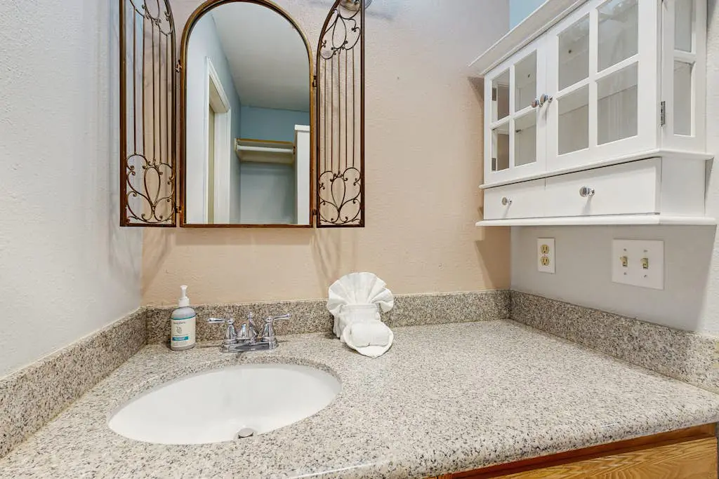Cozy condo with  fireplace, clubhouse access, free Wifi & shared Pool & Hot Tub