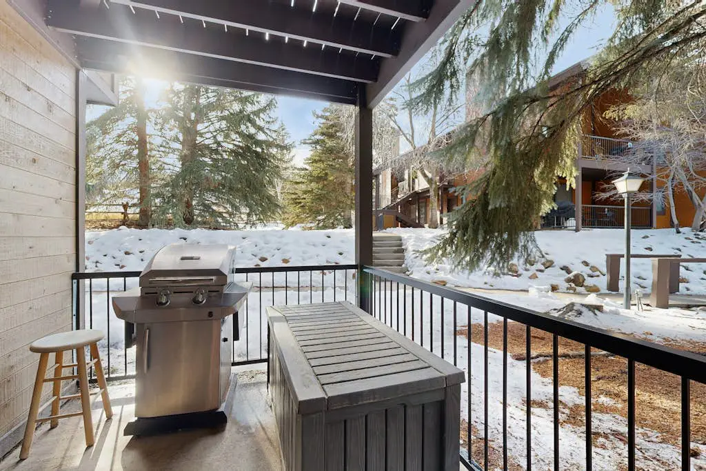 Cozy condo with  fireplace, clubhouse access, free Wifi & shared Pool & Hot Tub