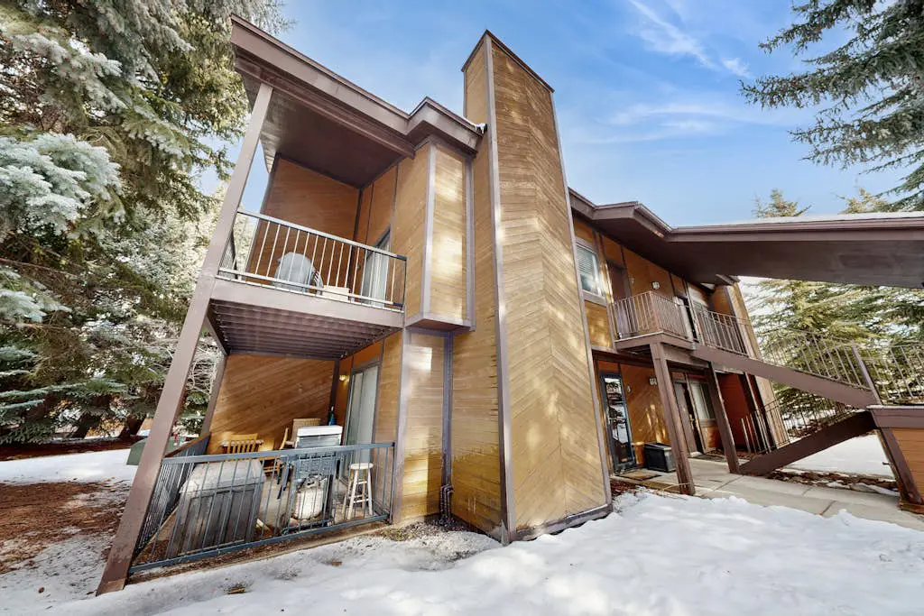 Cozy condo with  fireplace, clubhouse access, free Wifi & shared Pool & Hot Tub