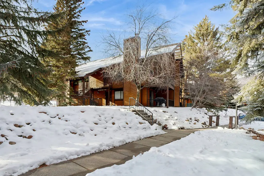 Cozy condo with  fireplace, clubhouse access, free Wifi & shared Pool & Hot Tub