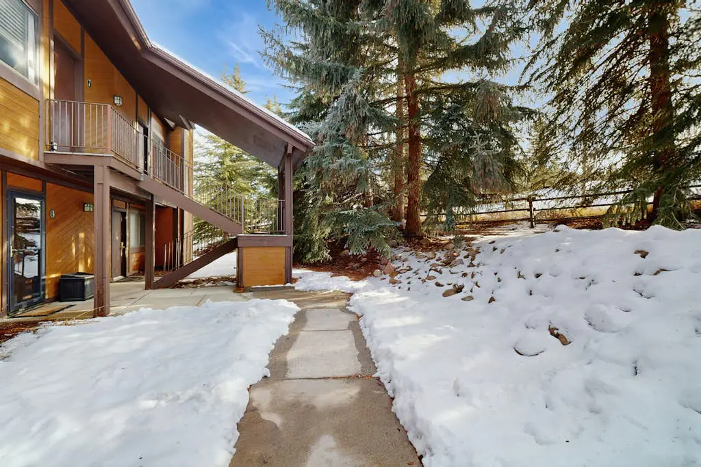 Cozy condo with  fireplace, clubhouse access, free Wifi & shared Pool & Hot Tub
