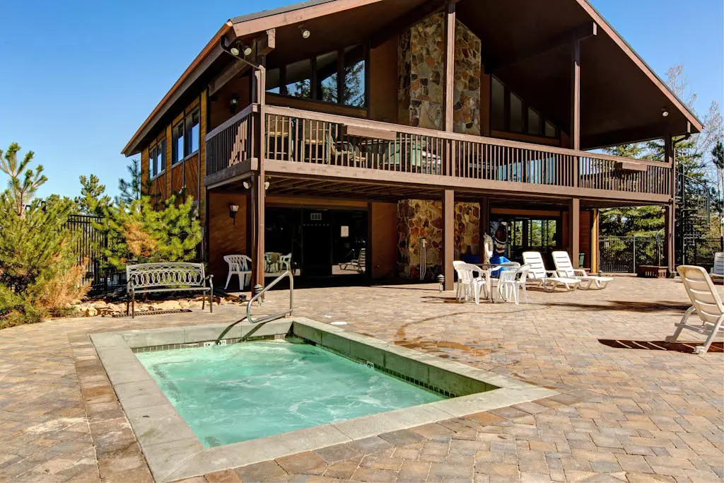Cozy condo with  fireplace, clubhouse access, free Wifi & shared Pool & Hot Tub