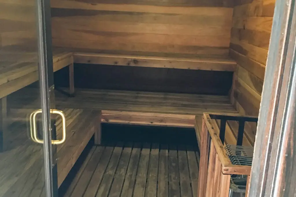 Cozy condo with  fireplace, clubhouse access, free Wifi & shared Pool & Hot Tub