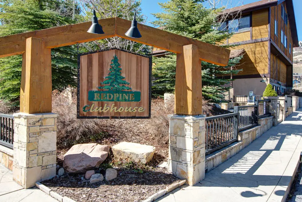 Cozy condo with  fireplace, clubhouse access, free Wifi & shared Pool & Hot Tub