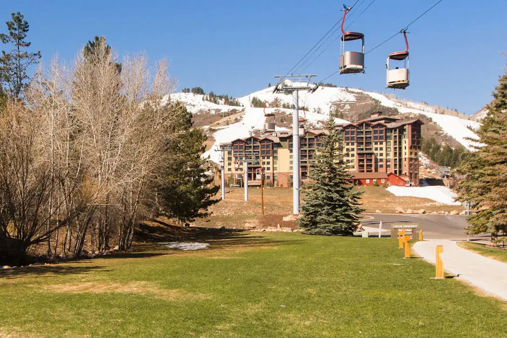 Cozy condo with  fireplace, clubhouse access, free Wifi & shared Pool & Hot Tub