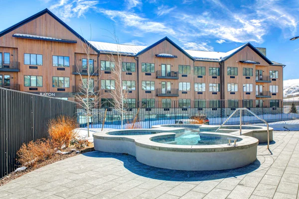 Cozy Studio w/gym & hot tub - Walk to Deer Valley Gondola