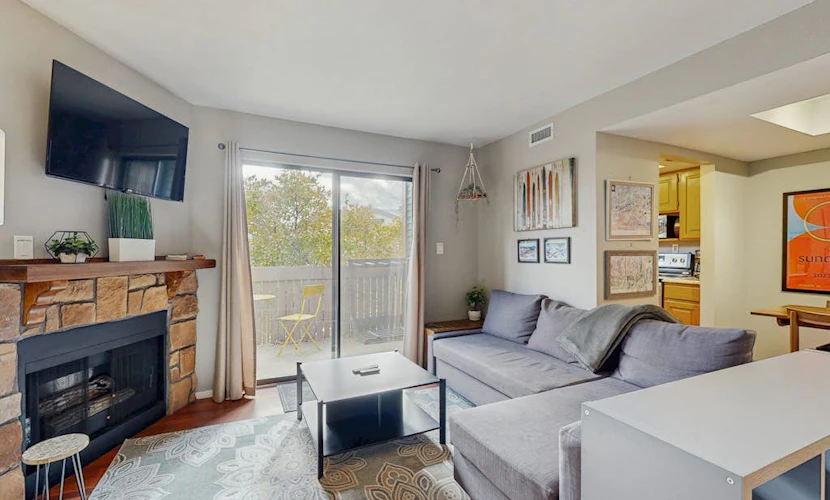 Updated Condo minutes from slopes w/pool & hot tub - dog friendly
