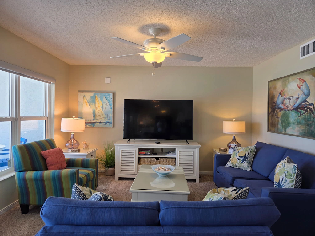 Islander 6004 - Spacious gulf front condo with beach access and seasonal beach service