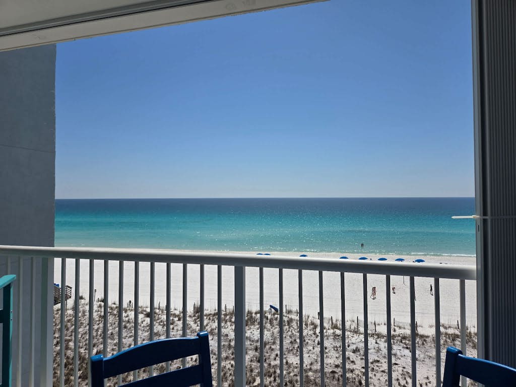 Islander 6004 - Spacious gulf front condo with beach access and seasonal beach service