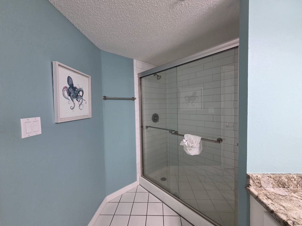 Islander 6004 - Spacious gulf front condo with beach access and seasonal beach service