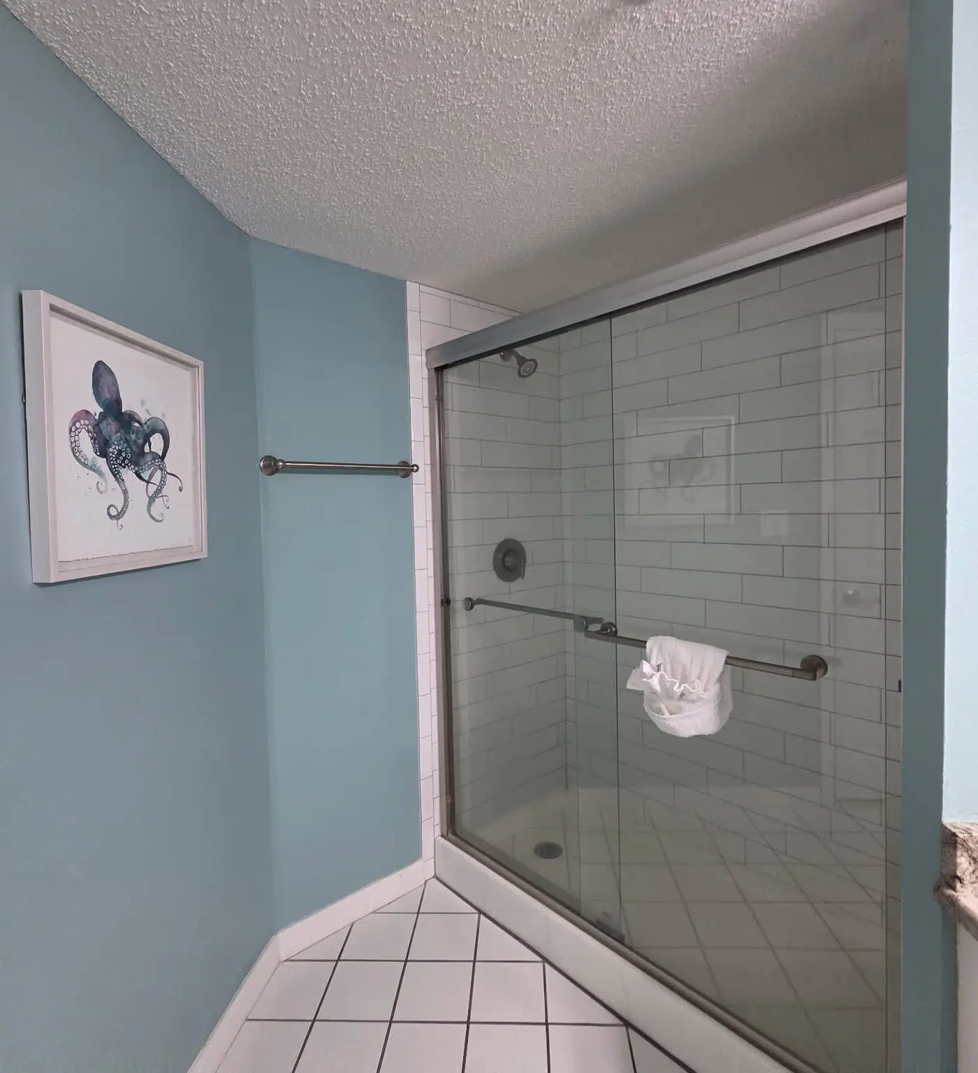 Islander 6004 - Spacious gulf front condo with beach access and seasonal beach service