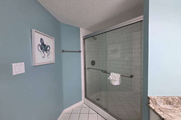 Islander 6004 - Spacious gulf front condo with beach access and seasonal beach service