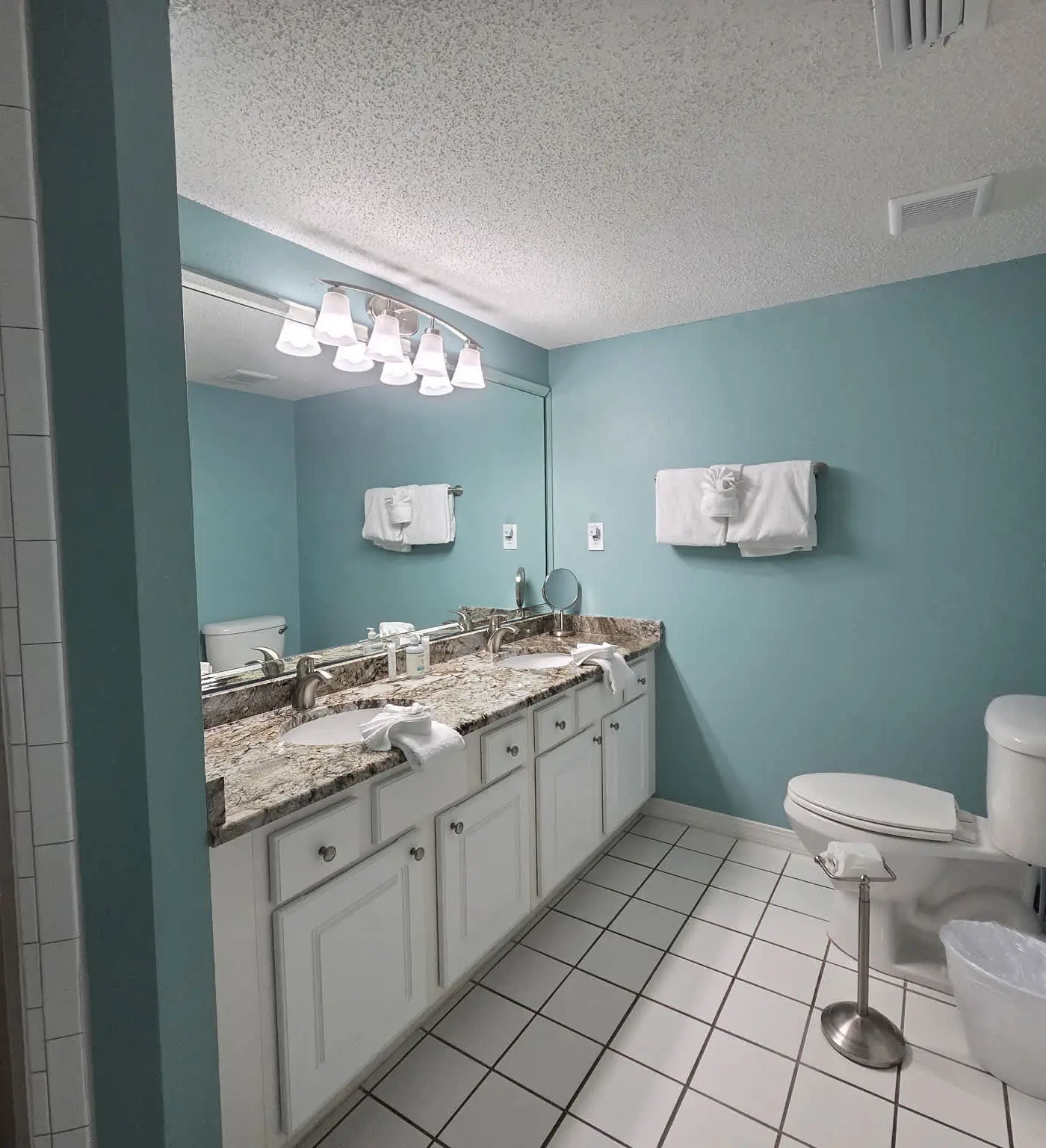 Islander 6004 - Spacious gulf front condo with beach access and seasonal beach service