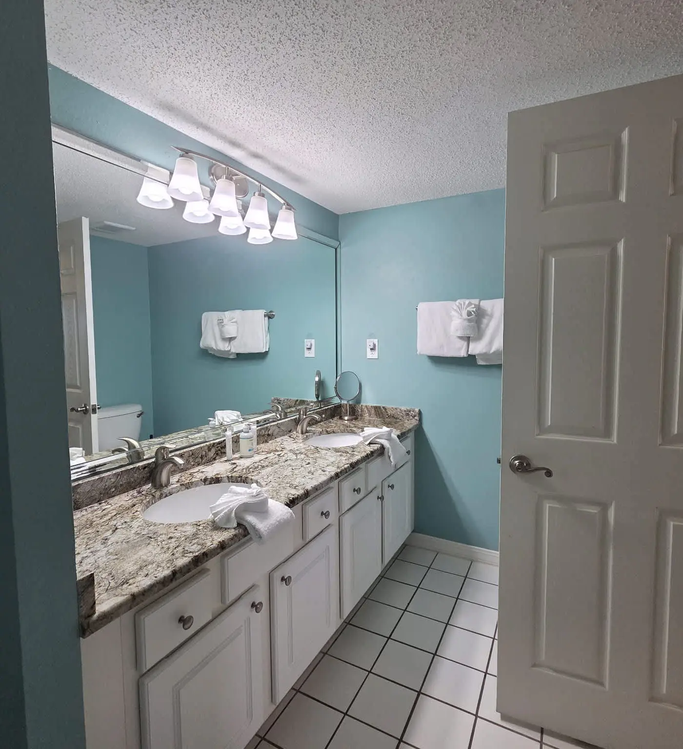 Islander 6004 - Spacious gulf front condo with beach access and seasonal beach service