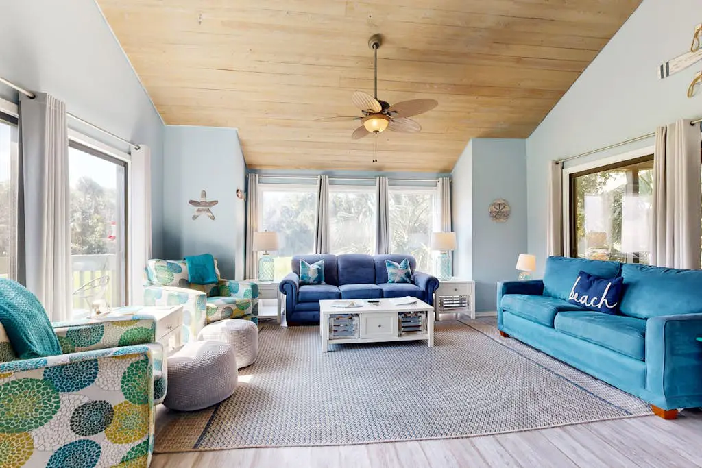 Spacious cottage with lagoon and golf course views - dog-friendly