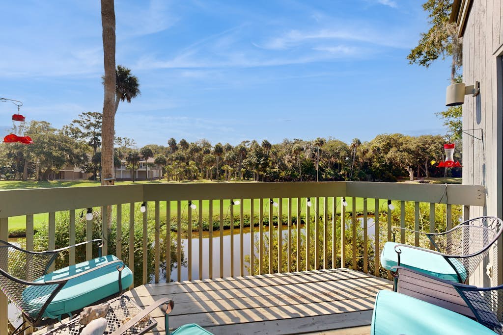 Spacious cottage with lagoon and golf course views - dog-friendly