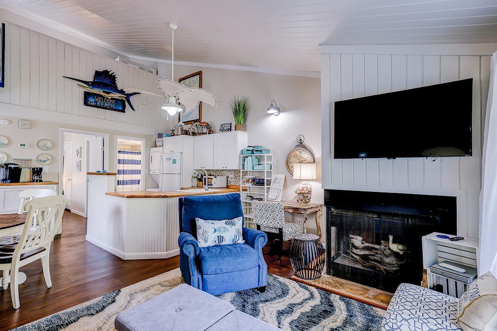 Edisto Island condo with private balcony, AC, & washer/dryer - near beach