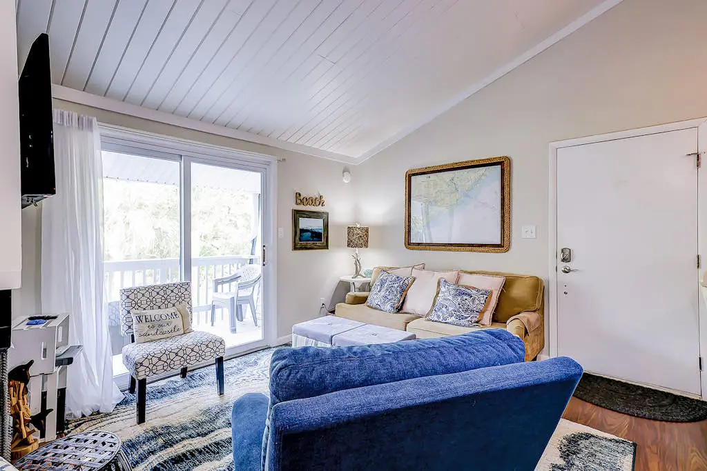 Edisto Island condo with private balcony, AC, & washer/dryer - near beach