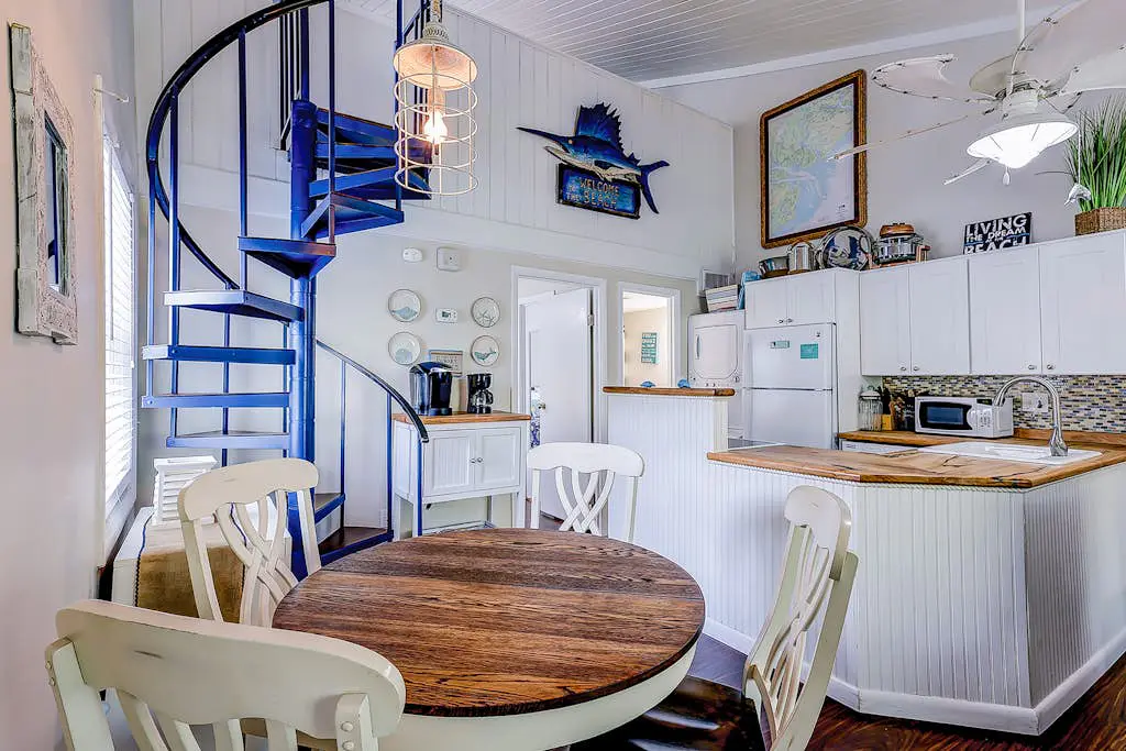 Edisto Island condo with private balcony, AC, & washer/dryer - near beach